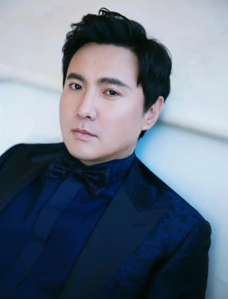 今晚的帅照第二弹来了,这个风格的沈腾有没有戳中你呢  服装:canali