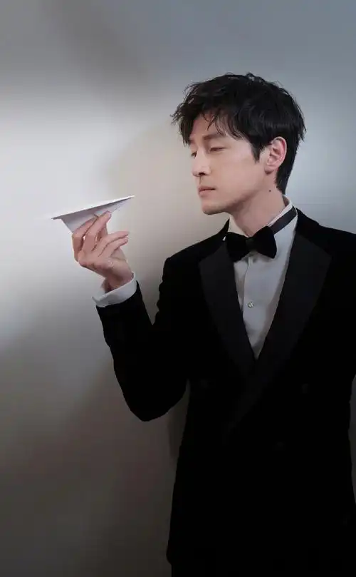 抱起来了#胡歌超话@胡歌出席25届上海国际电影节,一身黑色西装的他