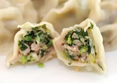 主食推荐:韭菜猪肉饺材料:猪肉250克,韭菜400克,鸡蛋2只,饺子皮,食盐