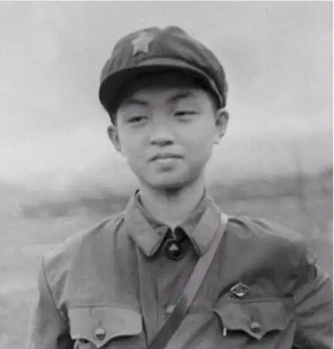 金星家里摆着一张她当兵时候的照片,孩子对妈妈身份的好奇也是从这张