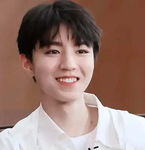 4王俊凯是怎么做到又帅又甜的,笑起来的时候露出小虎牙,阳光温柔学长