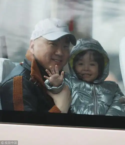 谢娜首度亮相春晚彩排,郭冬临遛萌娃,朱一龙李易峰神秘帅气