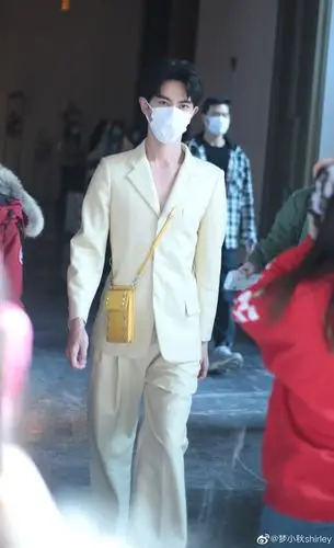 于朦胧上班图来了!真空西装!