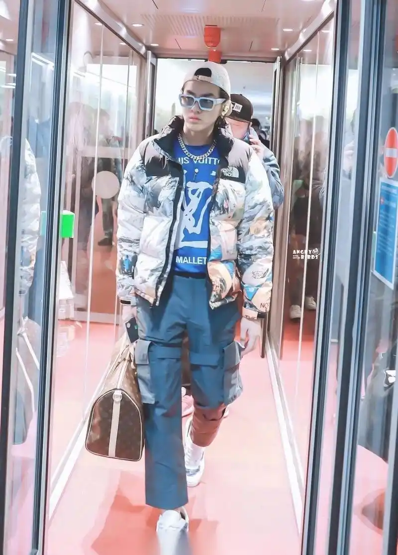 吴亦凡最新机场穿搭,这个风格如何