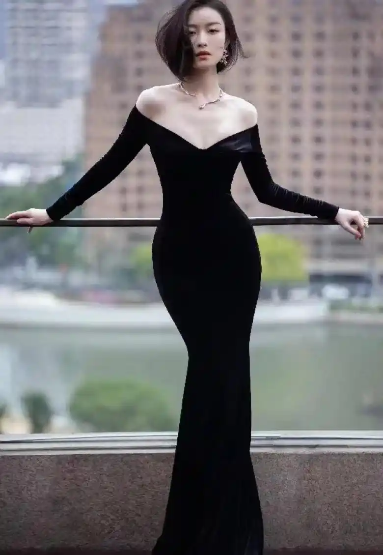 倪妮新戏造型曝光,穿超短裤秀出大长腿,网友:这身材爱了!