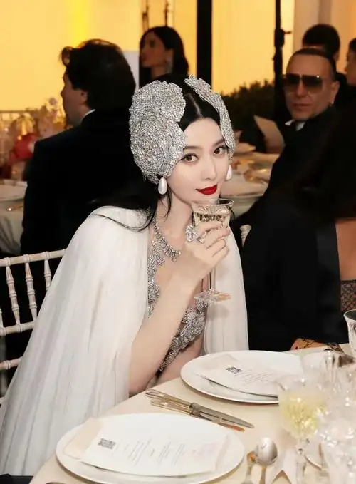 被内娱抛弃的范冰冰,在戛纳穿"猛虎裙"依然风光,却已满脸沧桑