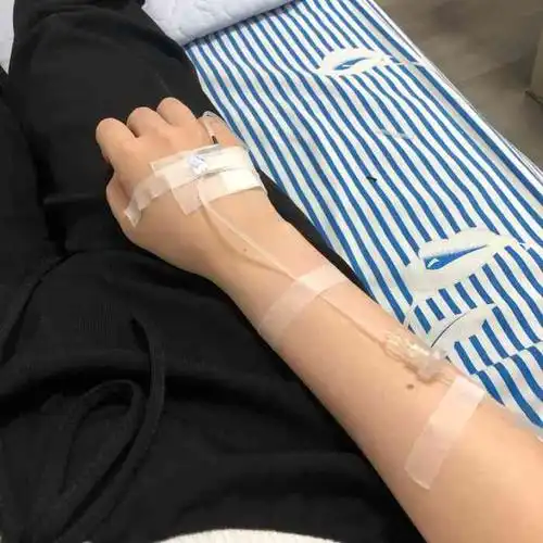 打分 昨天晚上去吃的,今天大早上就来输液了,一晚上都在跑厕所