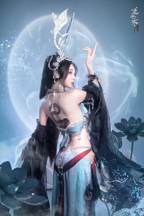 一万岁的蛇妖不要随便cos,这俩妹子没把持住试了下