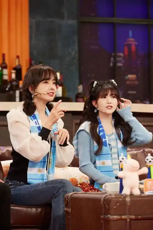 甜妹同框王冰冰与赖美云开心合影比耶甜笑超迷人