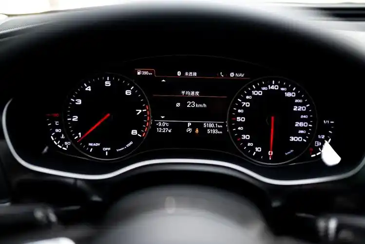 奥迪a6,仪表盘简洁明了,整个车身线条流畅