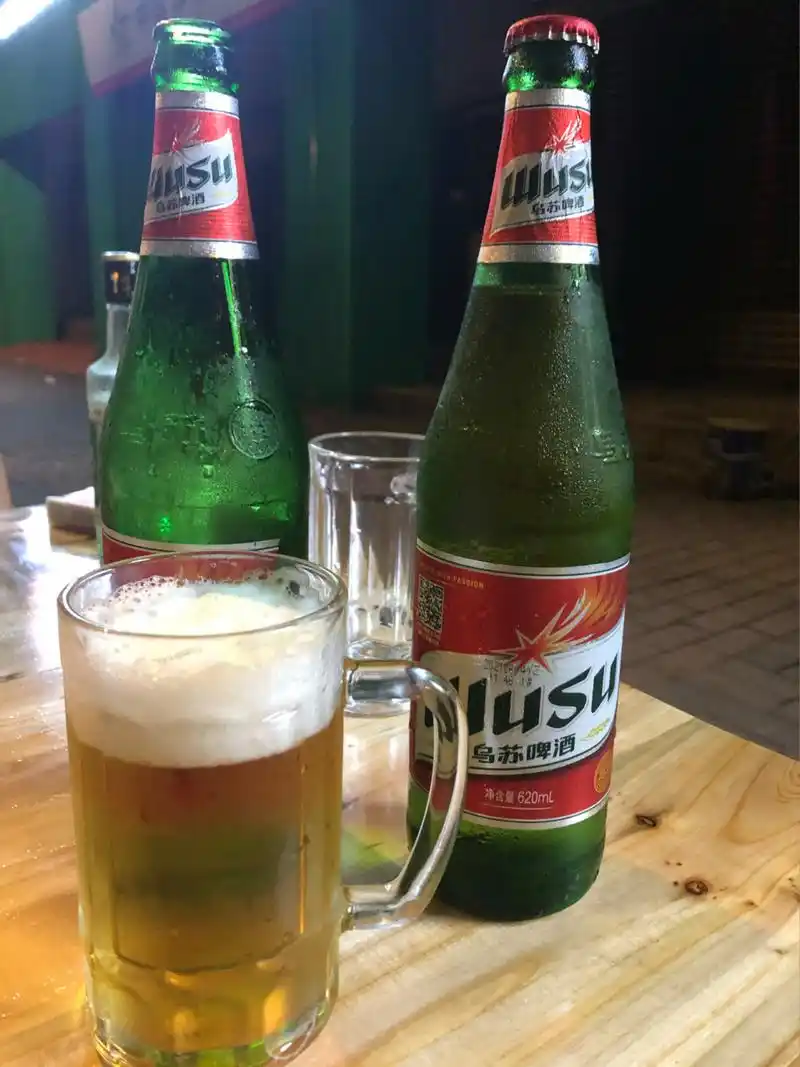 乌苏啤酒好喝! 出差在外,忙了一天,终于结束,好多年没吃夜宵了!
