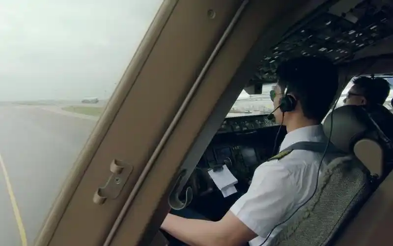 国泰航空机长带你体验飞行员的工作日常