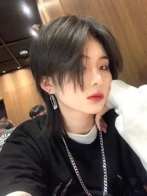 女生狼尾鲻鱼头