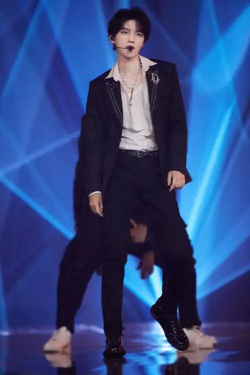 王俊凯 巴黎时装周#王俊凯手握双奢dior & christian louboutin拼待