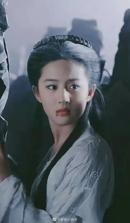 刘亦菲小龙女白衣舞剑旧照