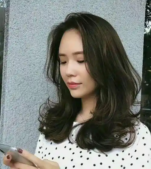 五十岁的女士,只要你的颜值够,气质到位,一款齐肩的内扣发型,自然洒脱