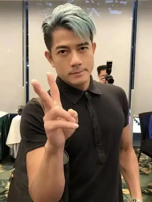 六旬的郭富城, 终于用蓝毛,超越了刘德华的九九金毛!