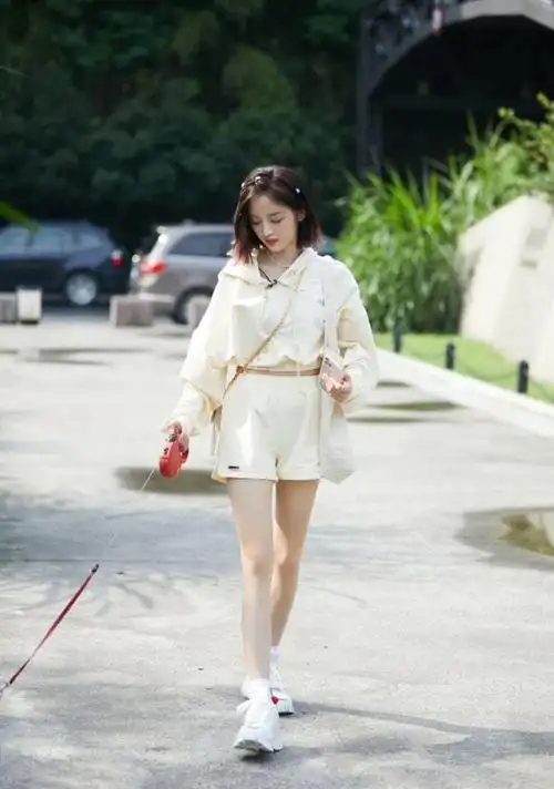 吴宣仪综艺剧照释出浅蓝色牛仔清新灵动丸子头俏皮减龄