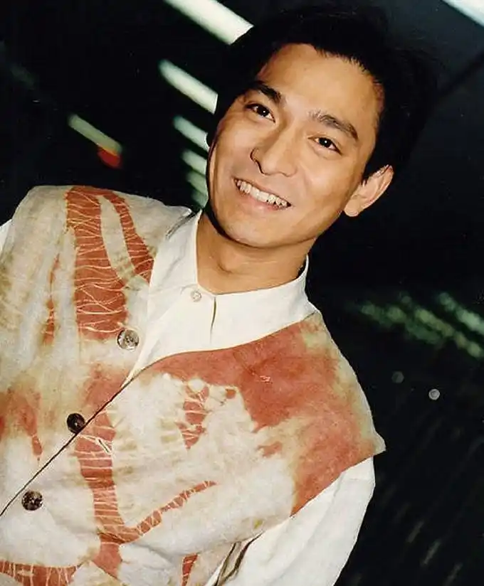 照片中,刘德华与空姐亲切自拍,两人五官有些相似,空姐更是笑侃道:"