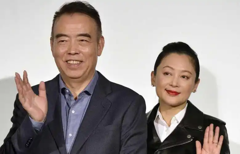 陈凯歌夫妇太甜蜜了陈红穿皮衣配百褶裙混搭好洋气不像51岁