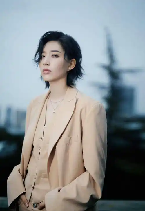 李斯丹妮被容祖儿赞好看,帅酷风造型太抓人,中二性格圈粉无数