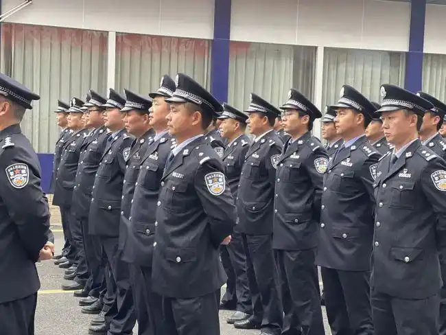 湖北荆州公安全警队列训练拉开序幕组图