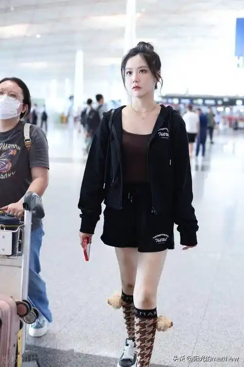 王艺瑾现身北京机场,扎丸子头甜美可爱