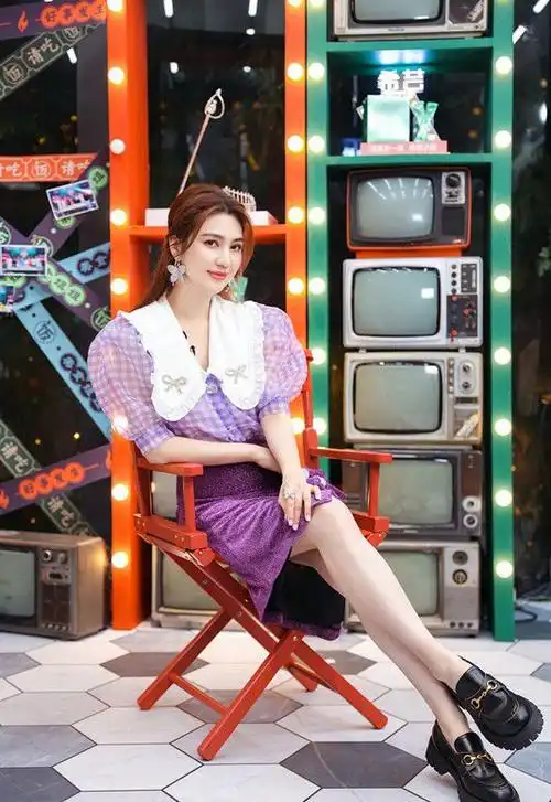 洪欣夫妇游大理张丹峰穿紫卫衣嫩似少年洪欣打扮朴素又低调