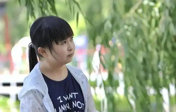 曾嫁给"1米2袖珍男"秦学士的"袖珍女"朱洁,如今过得开心吗?