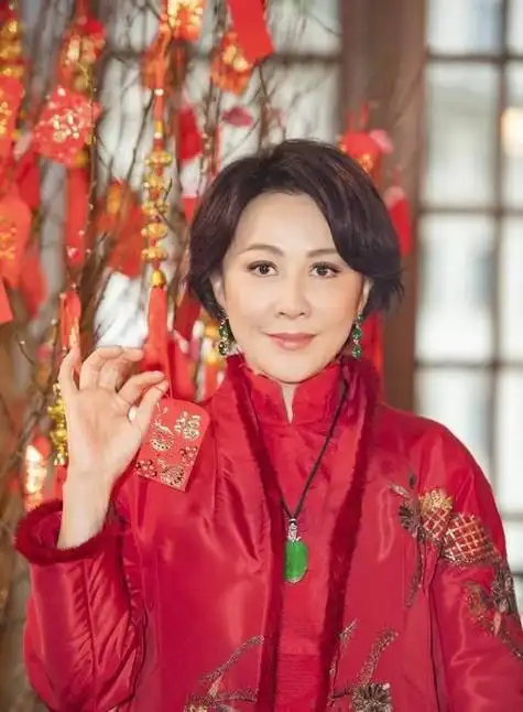 59岁刘嘉玲晒新年照惹争议穿艳桃红被指俗不可耐与年龄不协调