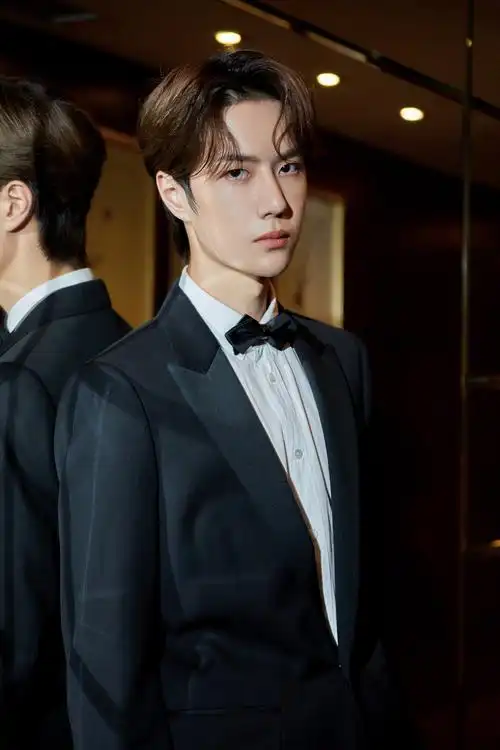 王一博celine西装香奈儿j12腕表经典简洁搭配