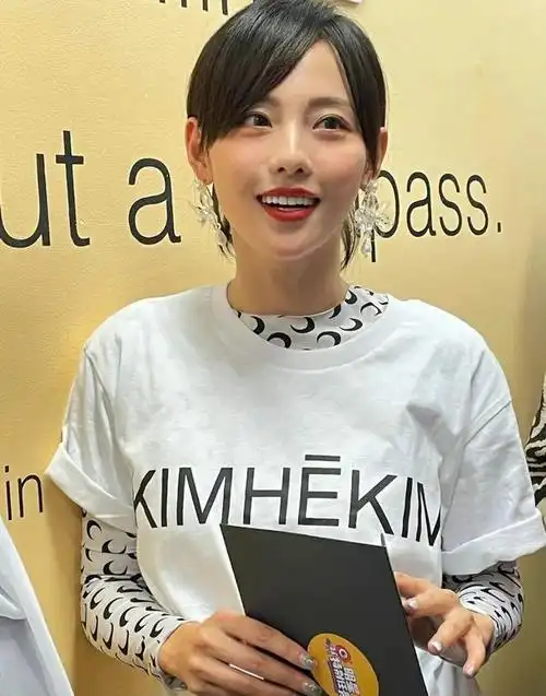 张嘉倪的活动生图太圈粉了越来越像阔太气质很高级