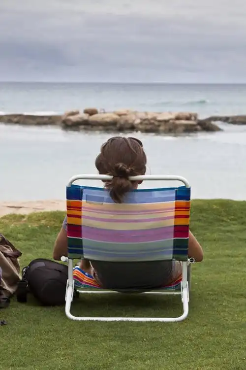 成年人,一个人,坐,竖图,室外,白天,度假,海洋,美国,仅一个女性,包