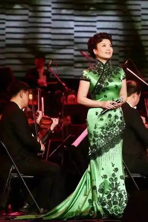 张也,用甜美歌声和70件旗袍,惊艳了亿万观众