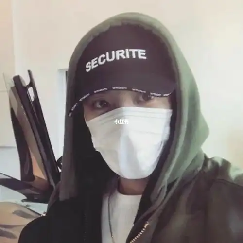 来几个戴口罩的李洙赫