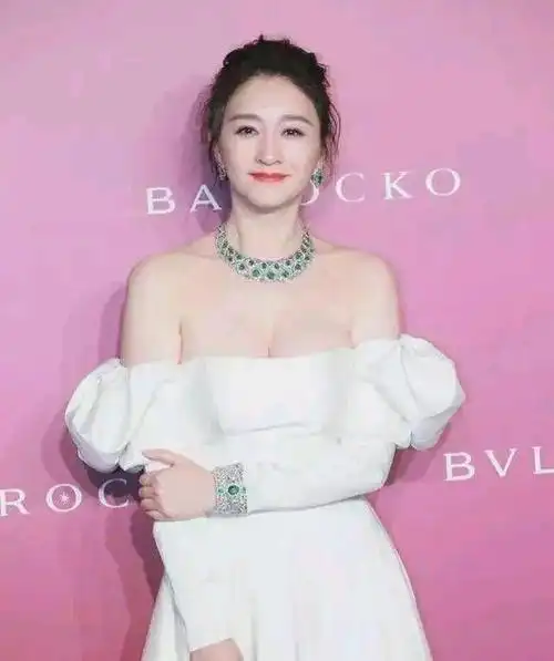 李小冉红毯造型流出,皮肤白到发光,状态满分,确定没谎报年龄