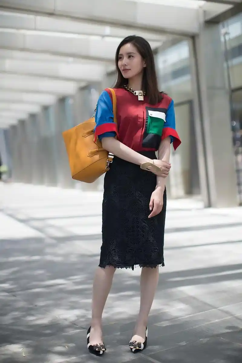 刘诗诗差异风格街拍,图3百看不厌,图4甜美尽显,多看一眼要沦陷