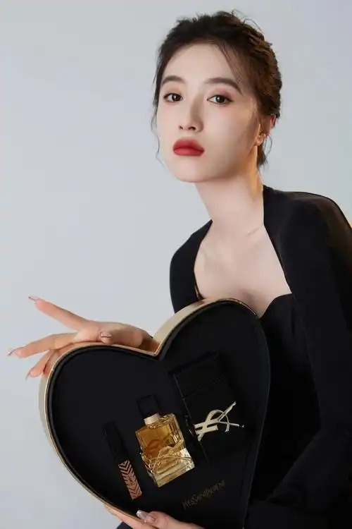 胡嘉欣|演绎ysl圣罗兰美妆高阶浪漫_腾讯新闻