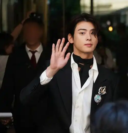 车银优一身黑色西装出席chaumet活动_高清图集_新浪网