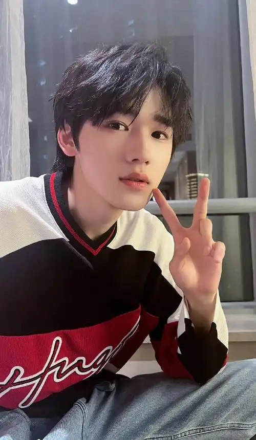 宋亚轩情人节侧颜随拍