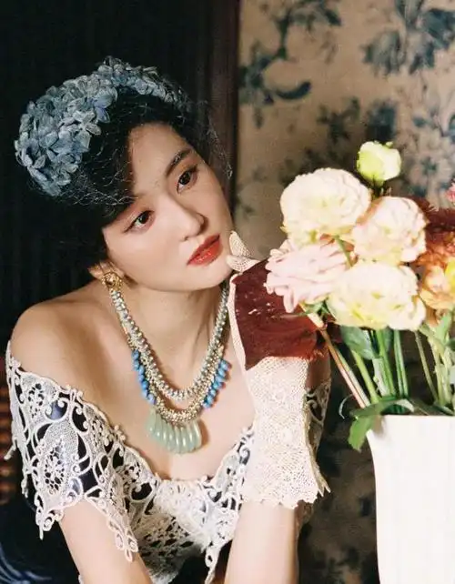 乔欣30岁生日大片像极了复古油画千金