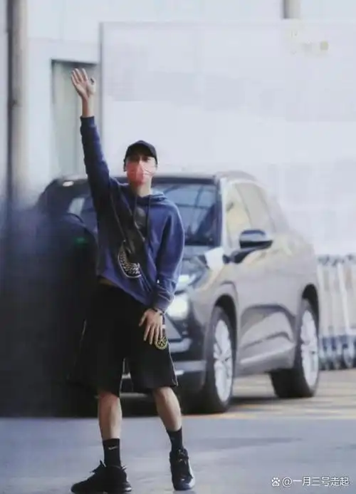 李易峰风波后首露正脸打扮低调人也消瘦了回归普通人生活