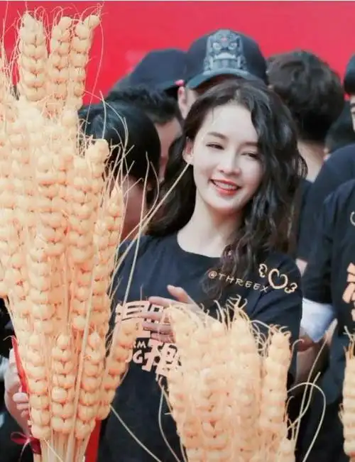 李沁温暖的抱抱开机仪式羊毛卷造型亮相29岁少女感酸了