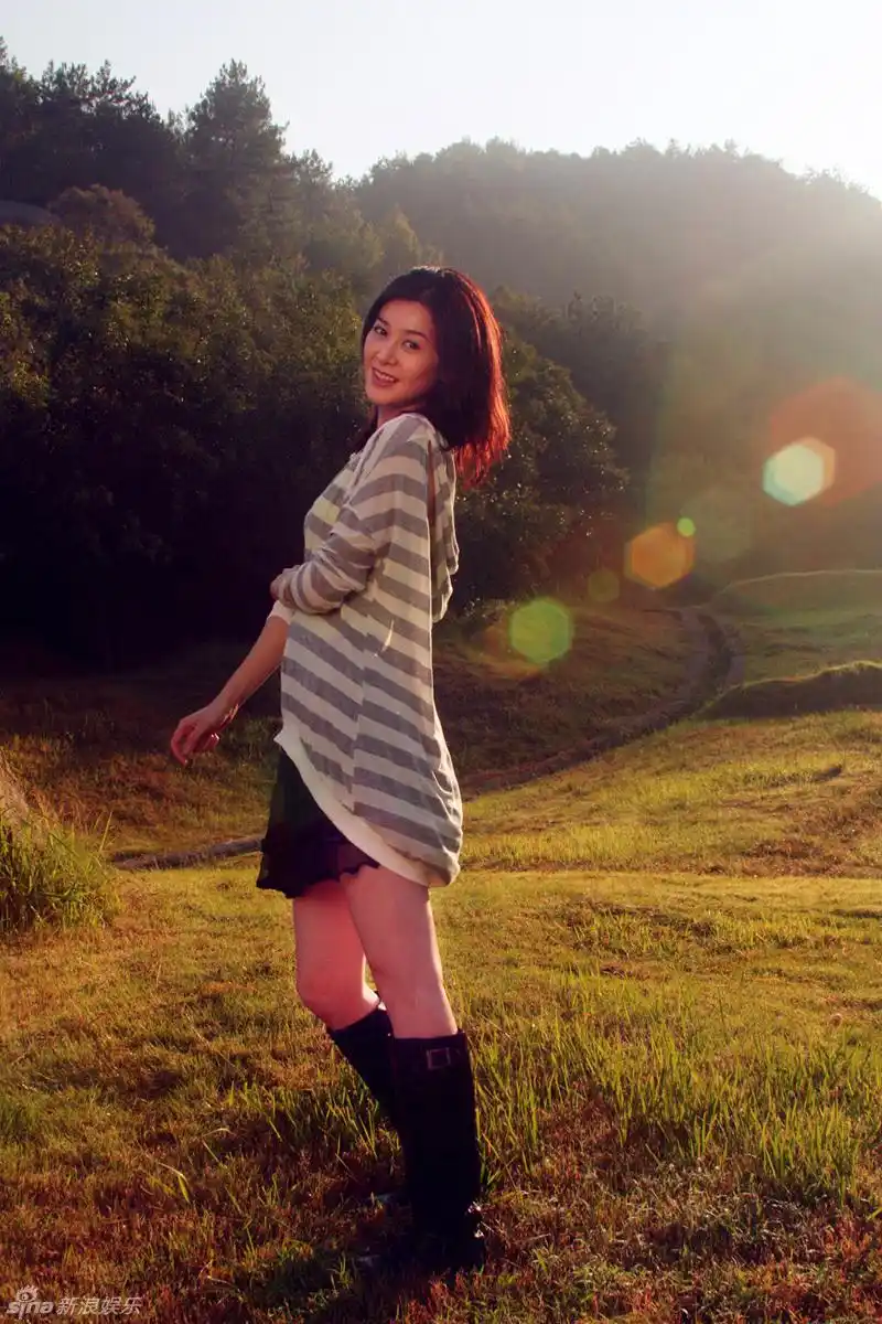 新浪娱乐讯 电视剧《新亮剑》女主演甄锡,近日推出一组暖意写真,从