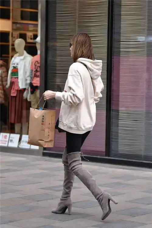 10厘米的灰色粗跟过膝靴,搭配黑色紧身裤,米白色的卫衣很休闲_美女