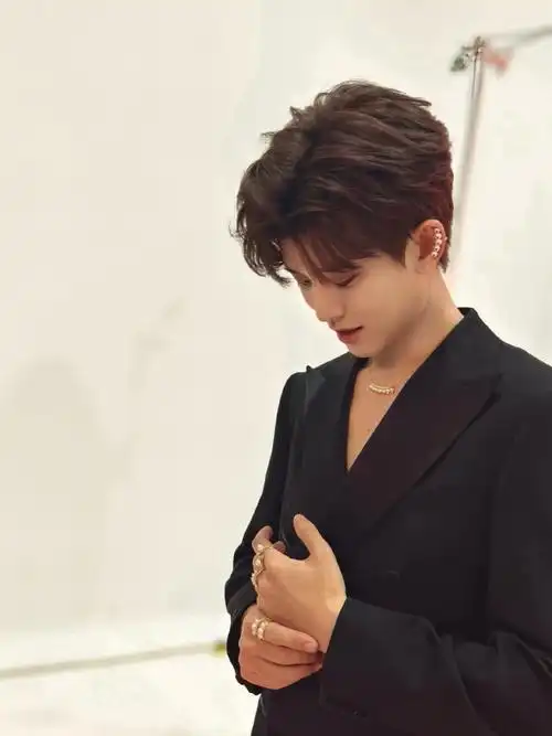 任嘉伦超话虽然没有玫瑰,但有快乐嘉倍.