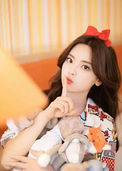 25岁杨超越,越来越性感了!饱满有料韵味十足!_身材_皮肤_才华