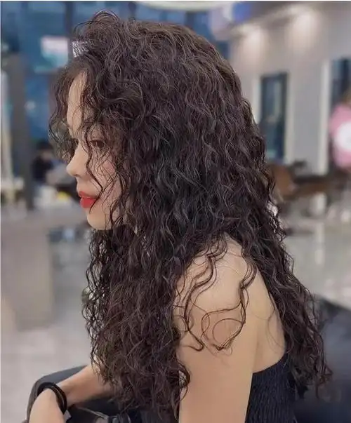 烫发的种类越来越多,但是蓬松又洋气的烫发还得是小卷卷全头烫.