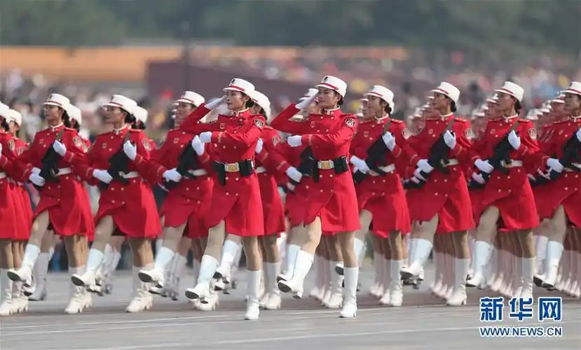 身高1米81配高筒靴:国庆阅兵女民兵方队颜值超高