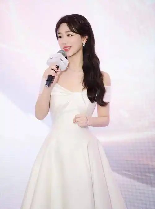 杨紫身穿白色抹胸连衣裙,温柔优雅,笑容平静又美丽_感觉_展现_照片